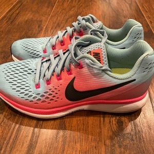 Women’s nike tennis shoes